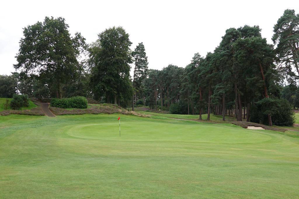 10th Hole at St. Georges Hill (Red & Blue) (434 Yard Par 4)